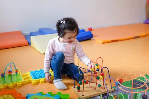 Petite fille de la crèche Baltazar à Strabourg jouant