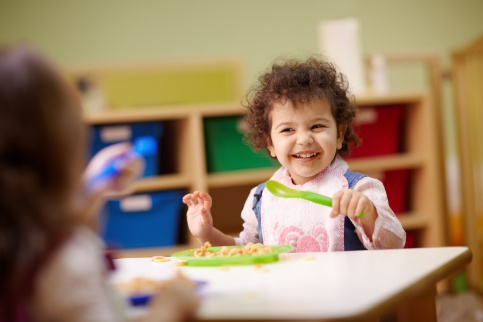 Nous soutenir : temps du repas qui redonne le sourire à la petite enfance en difficulté