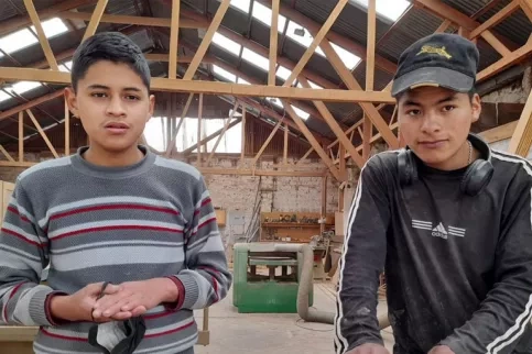 2 jeunes garçons en formation en menuiserie au Pérou - © Qosqo Maki