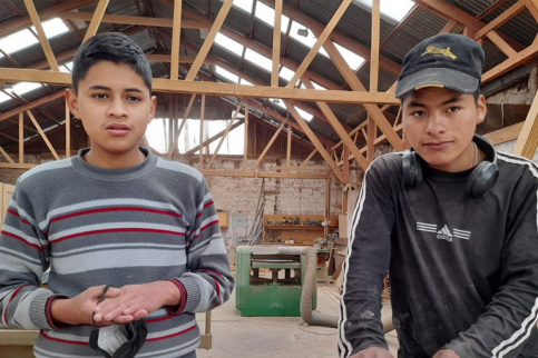 2 jeunes garçons en formation en menuiserie au Pérou - © Qosqo Maki