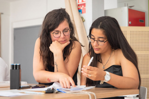 Chargée d'inserion travaillant avec une une jeune fille de la MECS Louis Roussel - Accueil Educatif de Jour d'Orsay
