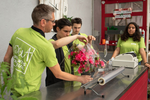 Jeunes en travaux pratiques du Lycée Horticole et Paysager Notre-Dame-des-Jardins