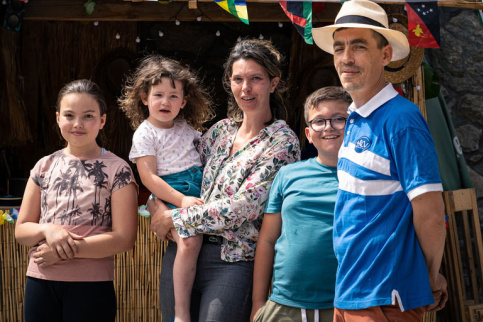 Youcef avec sa femme et ses 3 enfants.