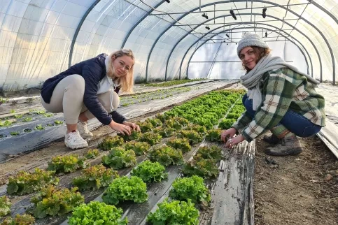 Fondation Carrefour au Lycée La Cadène - Financement de la filière légumière en circuit court sous label AB. A gauche Lena May et à droite Louise