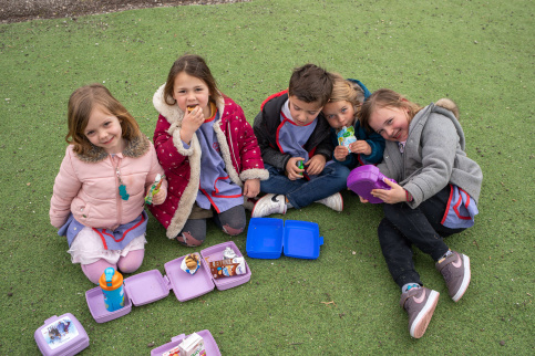 C'est l'heure du goûter à l'école primaire Saint-Etienne à Saint-Estèphe pour les jeunes élèves.