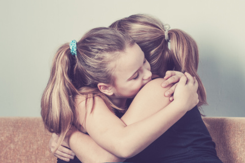 Donner autrement : câlin amical entre deux jeunes filles pour surmonter les épreuves