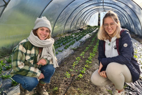 Deux jeunes filles dans une serre