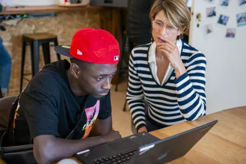 Une bénévole aide un jeune MNA 