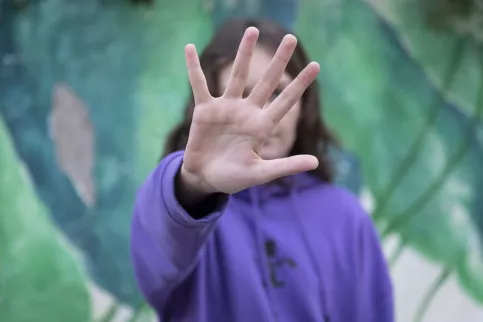 jeune fille avec la main devant son visage