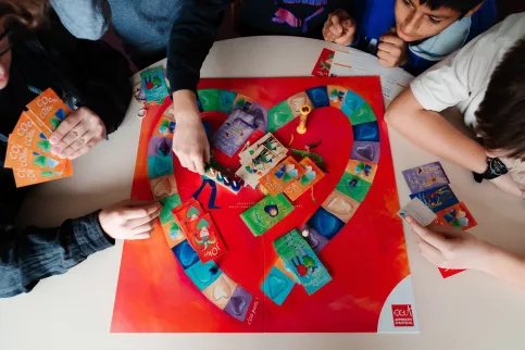 Plateau de jeu avec des mains d'enfants