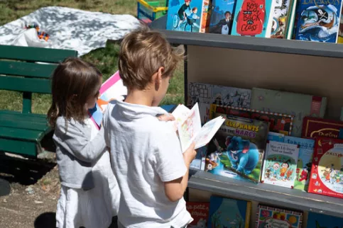 2 jeunes enfants regardant les livres sur un présentoir