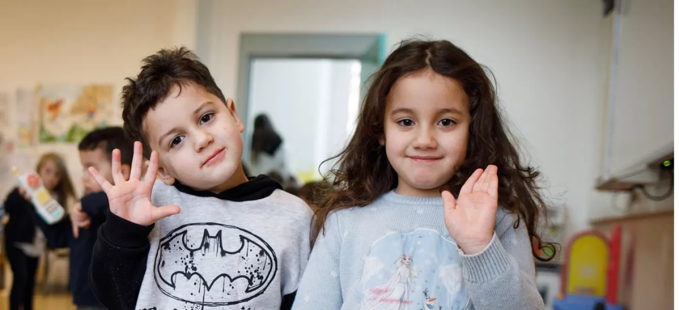 Ahmed et sa soeur Myriam qui nous saluent