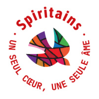 Une colombe en vitraux entourée du texte : Spiritans - un seul coeur, une seule âme