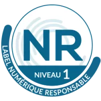 Le logo est composé d'un cercle indiquant NR niveau 1. Autour du cercle : Label numérique responsable