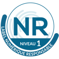 Le logo est composé d'un cercle indiquant NR niveau 1. Autour du cercle : Label numérique responsable