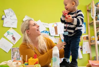 Une maman et son petit garçon dans la maison des familles de Mulhouse