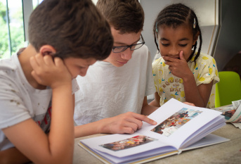 MECS - enfants regardant un album photos
