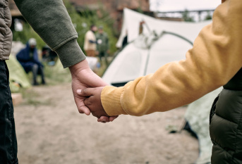 Illustration de la mobilisation avec un parent et un enfant se tenant par la main