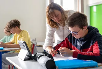Professeur et élèves en classe