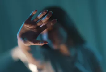 Illustration violence faite aux femmes, main devant le visage