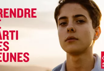 Image d'un jeune avec un slogan 