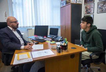 La photo montre Adriano ALBUQUERQUE ZANIN et un étudiant en entretien dans le bureau d'Adriano.
