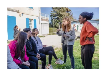 Dispositif Impact jeunes à Arles, Alexandra Liberatore et  Asma Youssou, Boosters (debout) discutent avec les jeunes