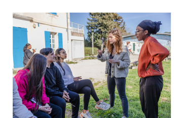 Dispositif Impact jeunes à Arles, Alexandra Liberatore et Asma Youssou, Boosters (debout) discutent avec les jeunes