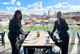 Deux jeunes filles en stage ERASMUS dans un restaurant  à Malte