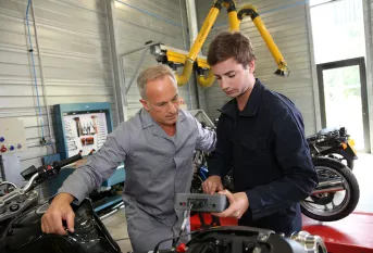 Elève et professeur en lycée professionnel en mécanique