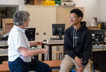 Monique Balloy, cheffe d'établissement, et Charles-Antoine, jeune de la 3e prépa-métiers du lycée professionnel Sainte-Thérèse à Paris 