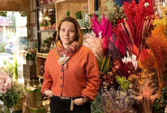 Marie Fichera, ancienne de la fondation, aujourd'hui fleuriste, dans sa boutique