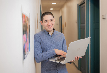 Portrait d'Anthony Filipe, support informatique au siège