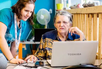 Illustration de l'illectronisme avec Emmaüs Connect