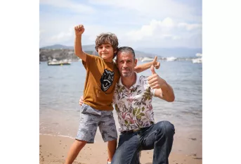 Ludovic Guittet, ancien de la fondation avec un jeune acteur qui interprète son rôle, lorsqu'il était enfant