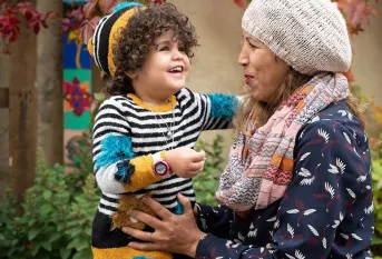 jeune enfant dans les bras de sa mère