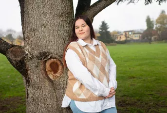 Portrait de Yanna, jeune femme qui est sortie des dispositifs de la fondation