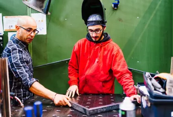 Campus Saint-Lubin - Valentin en bac pro Ouvrage bâtiment option métallerie avec son formateur Karim