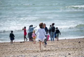 Enfant sur la plage en sortie à la mer