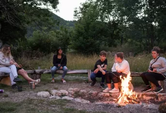 jeunes autour d'un feu de camp
