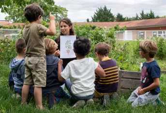 jeunes enfants dans un potager