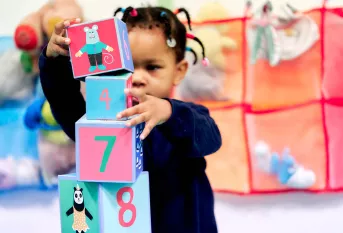 Dossier Petite enfance - fillette jouant à la crèche