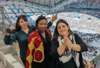 Kaïna, Béatrice et Sandra, trois mamans de la Halte des parents reçues par le pape François lors des Rencontres méditerranéennes