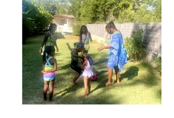 Famille en vacances dans une maison d'un bienfaiteur