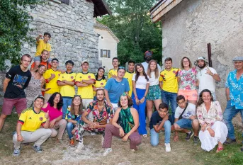 Photos de groupe lors de l'AESI avec des français et des colombiens au hameau de Vaunières
