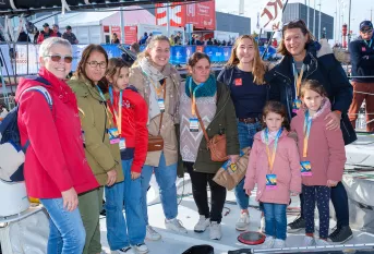 Violette Dorange accueille des familles du Havre des familles du Havre, avec Aurélie Lefrançois (co-directrice) sur le village de la Transat Jacques Vabre