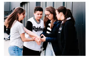 Baromètre EARS - un groupe de trois filles et un garçon, les mains entremêlées