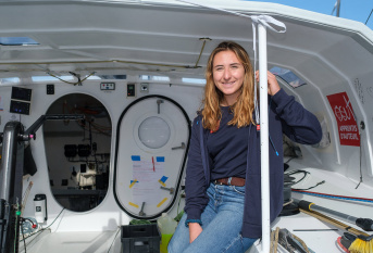 Violette Dorange à bord de son bateau pour la Transat Jacques Vabre 2023