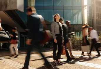 Illustration d'une perspective de la France en 2050, jeune femme dans une foule regardant vers le ciel
