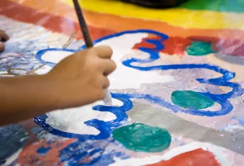 Enfant peignant une colombe de la paix